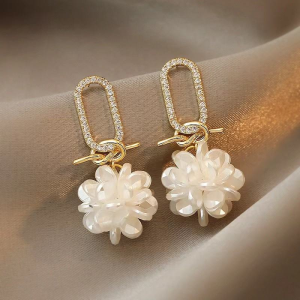 Pendientes de mujer temperamento colgante de pétalo blanco Pendientes de oro