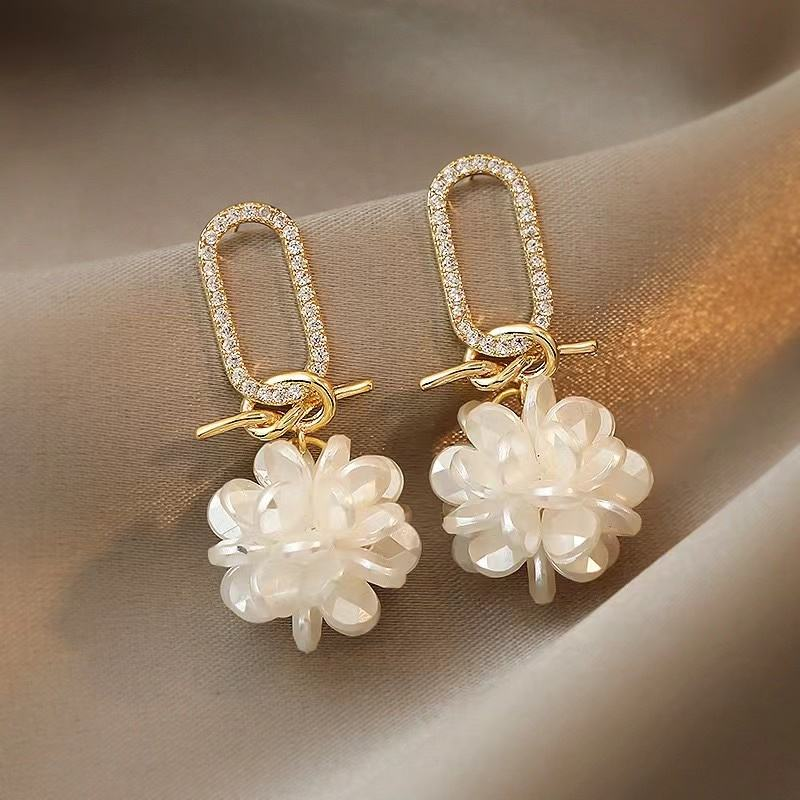 Pendientes de mujer temperamento colgante de pétalo blanco Pendientes de oro